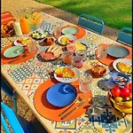 Les Maisons Du Bonheur Bed & Breakfast