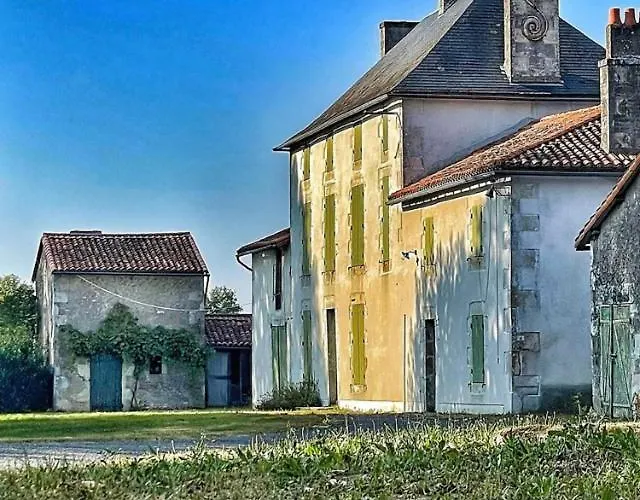 Les Maisons Du Bonheur Bed and Breakfast