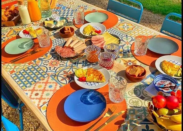 Les Maisons Du Bonheur Bed and Breakfast