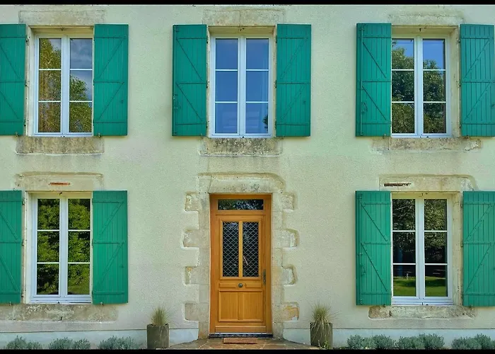 Les Maisons Du Bonheur Bed and Breakfast Château-Garnier